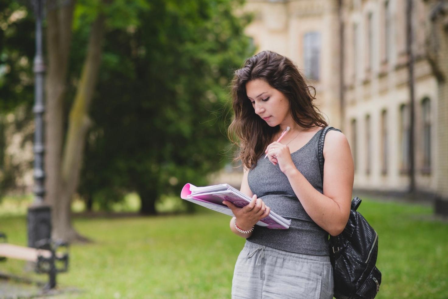 Analyzing market price trends and patterns on trading charts