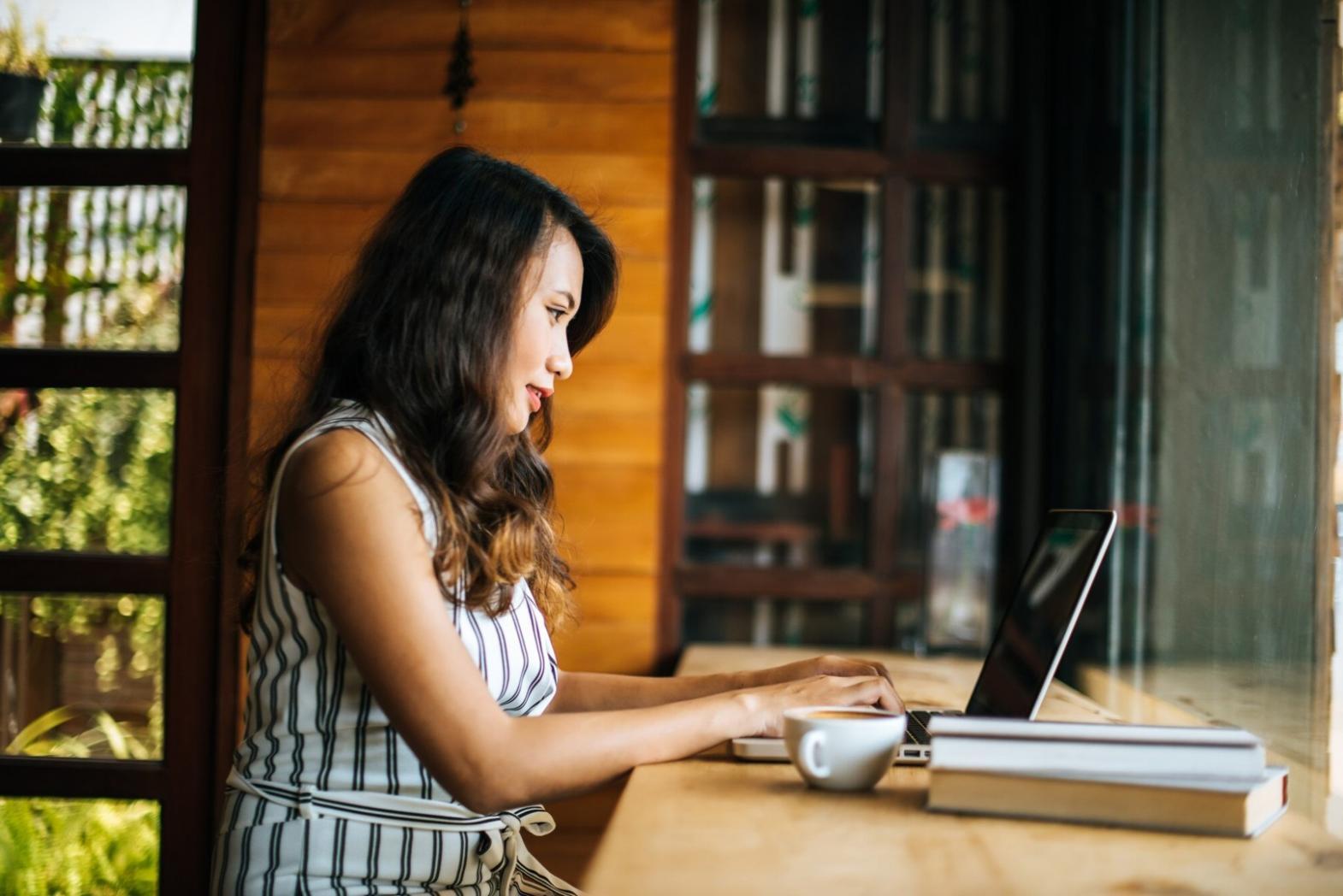 Professional trading education workspace in Bangkok